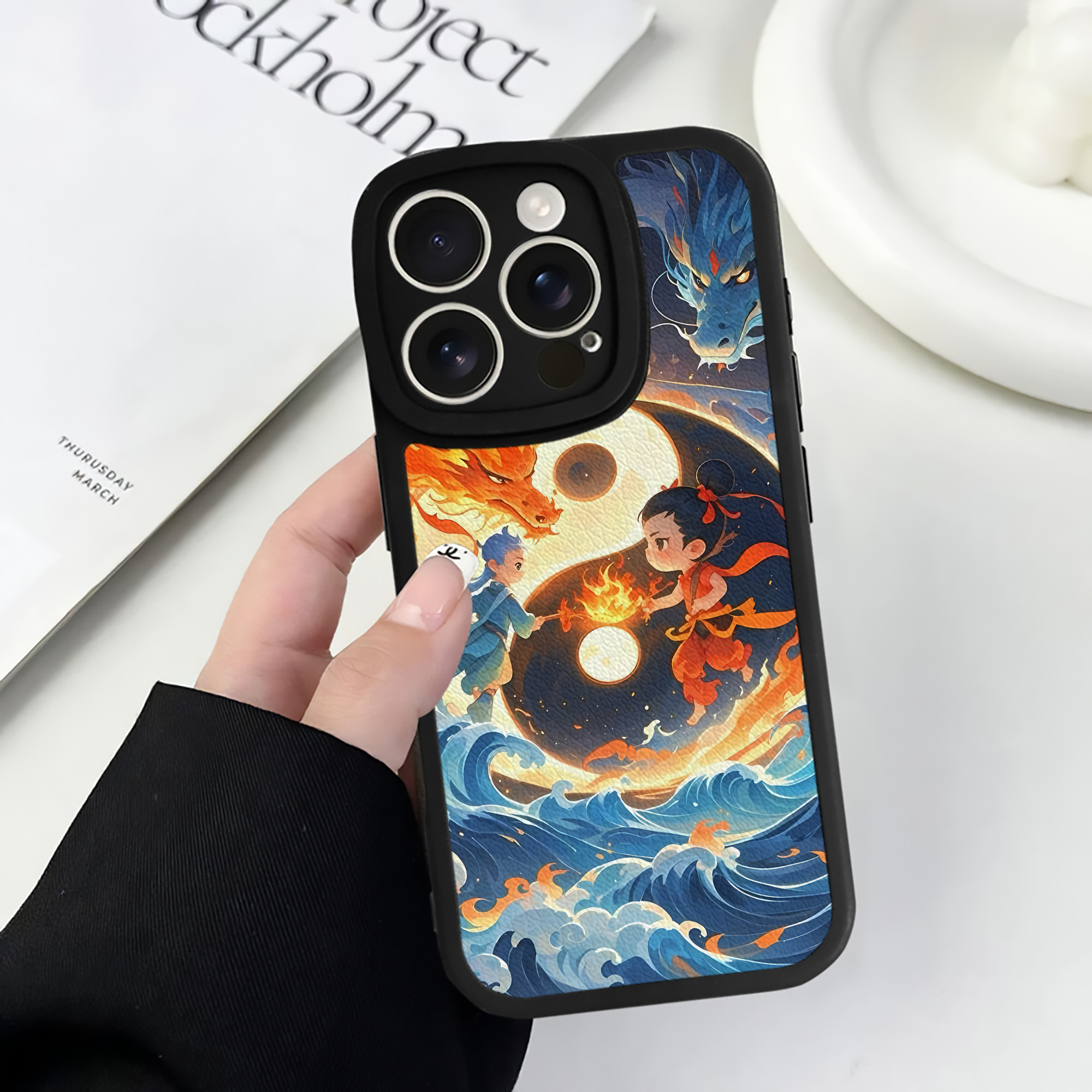 （画像用） Ne Zha 2 ナタ 魔童の大暴れ 【iPhone 16シリーズ対応】シリコンスマホケース（レザー調） 材質：シリコン